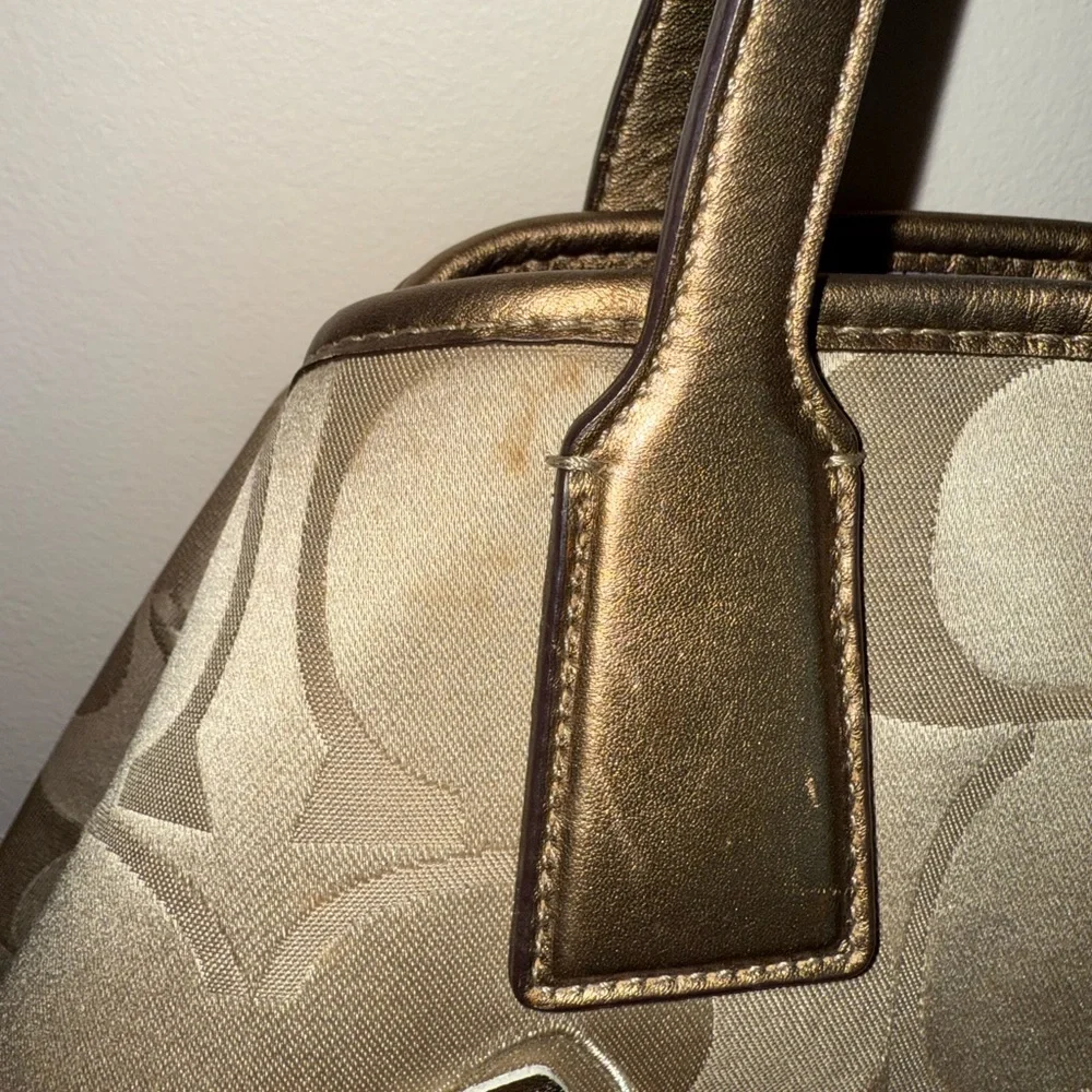 Coach Kisslock Shoulder Bag with Embossed Flowers and Lavender Interior - Picture 5 of 17